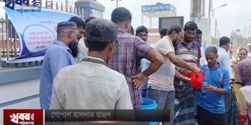 পটুয়াখালী ঝাউতলা ফোরলেনে ভাসমান ব্যবসায়ীদের উদ্যোগে সরবত বিতরণ।