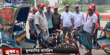 পটুয়াখালীতে রিকশাচালকদের মধ্যে ক্যাপ বিতরণ করেছে এসএসসি ২০০২ ব্যচের বন্ধুরা।