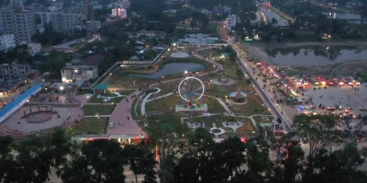 পটুয়াখালী জেলা শহরের দর্শনীয় স্পটগুলো মানুষের ভিড়ে জমজমাট।