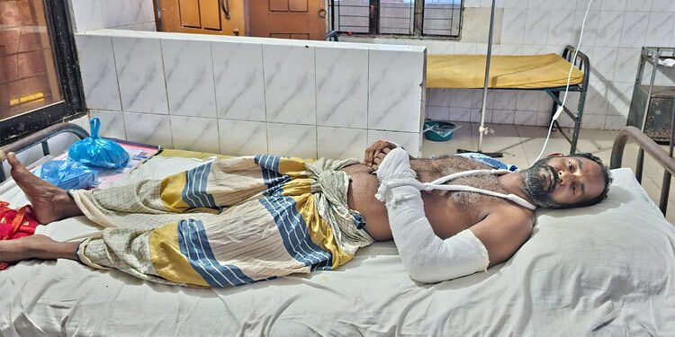 পরকীয়ার অপবাদে আ’লীগ নেতাকে নির্যাতনের অভিযোগ