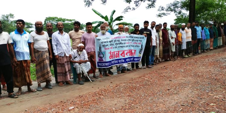 কুয়াকাটায় প্রকাশ্যে পিটিয়ে হত্যাকারীদের গ্রেফতারের দাবিতে মানববন্ধন।