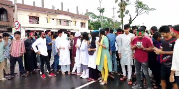 শেখ হাসিনা সেনা নিবাসের সামনে শিক্ষার্থীদের বিক্ষোভ।