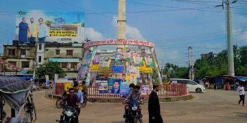 ব্যানার-পোস্টারে ঢাকা শহরের প্রধান সড়ক, নিরাপত্তাহীনতায় চালকরা