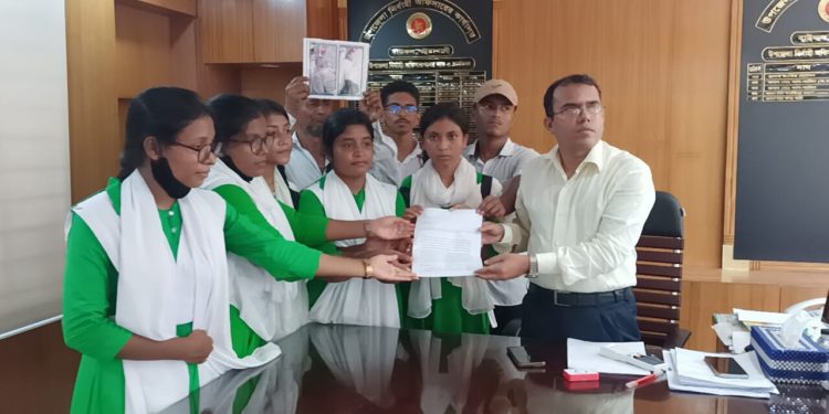 বাউফলে প্রধান শিক্ষকের পদত্যাগের দাবিতে শিক্ষার্থীদের  বিক্ষোভ ও স্মারক লিপি প্রদান