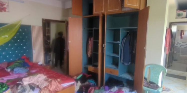 কুয়াকাটায় হোটেল ব্যবসায়ীর বাড়িতে সশস্ত্র ডাকাতি, ৩০ ভরি স্বর্ণসহ নগদ অর্থ লুট