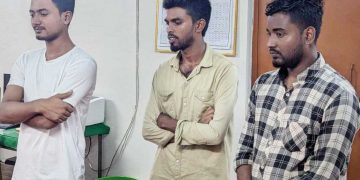 বিশ্ববিদ্যালয় হলে গাঁজাসহ ৩ বহিরাগতকে ধরলেন ভিসি