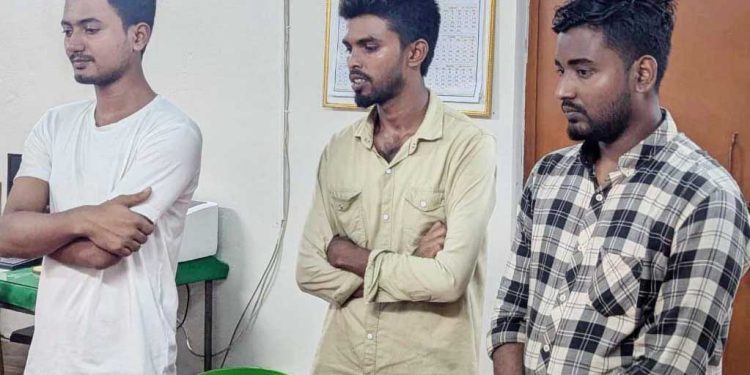 বিশ্ববিদ্যালয় হলে গাঁজাসহ ৩ বহিরাগতকে ধরলেন ভিসি