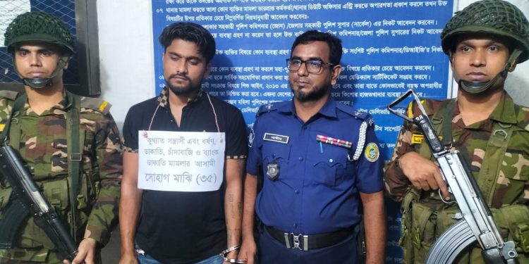 পটুয়াখালীতে সেনাবাহিনীর অভিযানে চিহ্নিত অপরাধী সোহাগ মাঝি গ্রেফতার