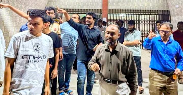 বিশ্ববিদ্যালয়ের হল পরিদর্শনে ভিসি; আচরণে মুগ্ধ শিক্ষার্থীরা