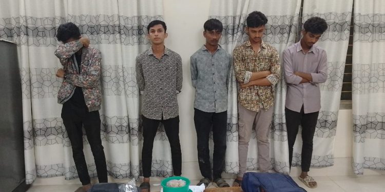 পবিপ্রবিতে আবারো ৫ বহিরাগত মাদকসেবী আটক