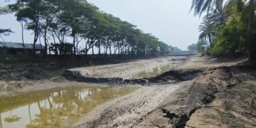 কলাপাড়ায় সরকারি খালের মাটি কেটে নেয়ায় ভেঙে পড়েছে পিচঢালা সড়ক, ৫০ কোটি টাকার ক্ষতি
