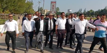 পটুয়াখালীতে আওয়ামীপন্থি কৌঁসুলি নিয়োগের অভিযোগে আইনজীবীদের বিক্ষোভ।