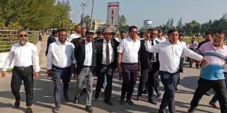 পটুয়াখালীতে আওয়ামীপন্থি কৌঁসুলি নিয়োগের অভিযোগে আইনজীবীদের বিক্ষোভ।
