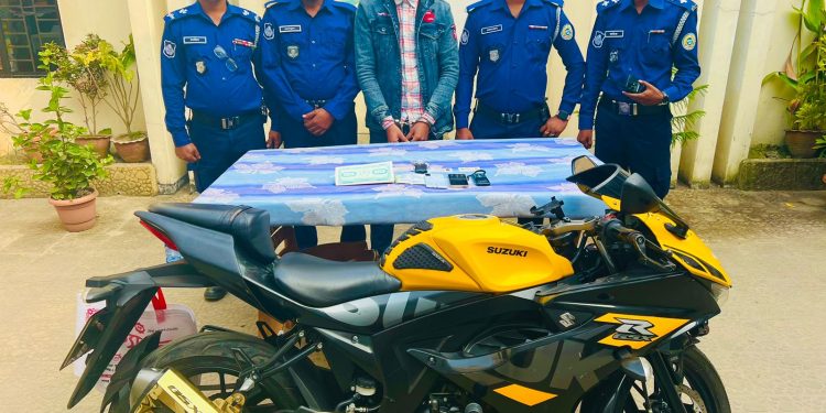 পটুয়াখালীতে অনলাইন প্রতারক চক্রের এক প্রতারক আটক।