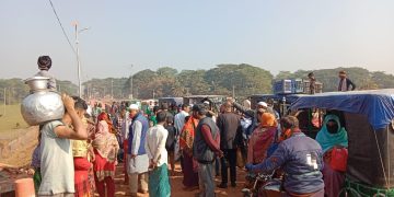 ধুলায় অতিষ্ট হয়ে প্রতিকার না পেয়ে তারকাঁটা দিয়ে সেতু বন্ধ করে দিলো স্থানীয়রা