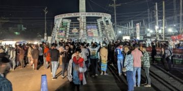 বাসে নারী শিক্ষার্থীকে হেনস্তা। সড়ক অবরোধ করে বিক্ষোভ।