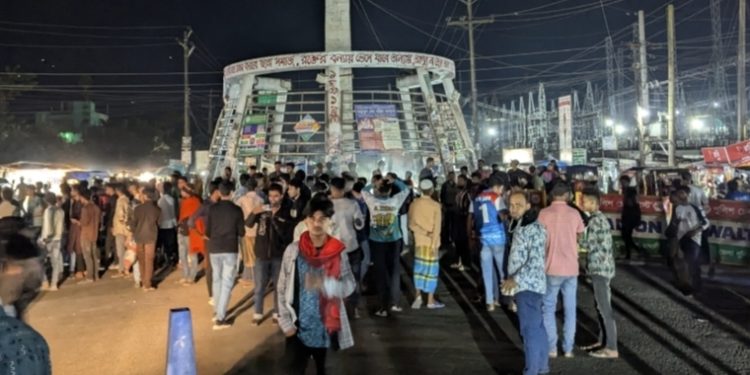 বাসে নারী শিক্ষার্থীকে হেনস্তা। সড়ক অবরোধ করে বিক্ষোভ।