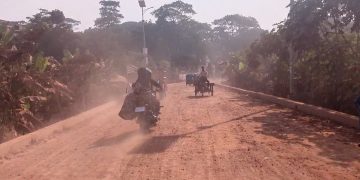 ভোগান্তির লোহালিয়া সড়ক। ধুলায় আচ্ছন্ন চারপাশ; আদালতের নিষেধাজ্ঞায় নির্মান কাজ বন্ধ