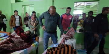 অসহায় শীতার্ত মানুষ খুঁজে খুঁজে কম্বল দিচ্ছেন ডিসি। 