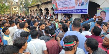 পটুয়াখালীতে কেন্দ্রীয় নেতাদের উপস্থিতিতে মারামারিতে জড়ালেন বিএনপির দুই পক্ষ।