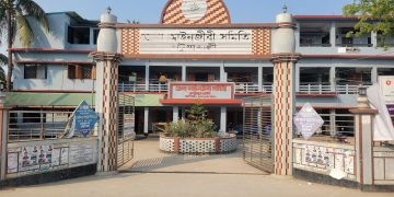 পটুয়াখালী আদালতে হাজিরা দিতে আসা আসামীদের মারধর; ইট দিয়ে পা থেতেলে দিলো হামলাকারীরা।