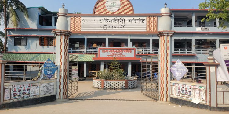 পটুয়াখালী আদালতে হাজিরা দিতে আসা আসামীদের মারধর; ইট দিয়ে পা থেতেলে দিলো হামলাকারীরা।