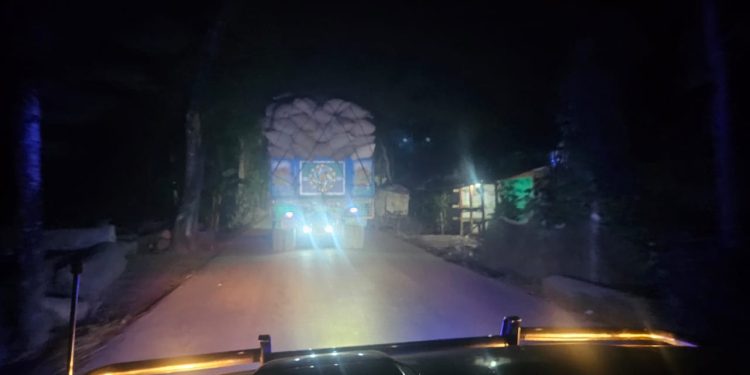 পটুয়াখালী-মির্জাগঞ্জ আঞ্চলিক সড়কে অতিরিক্ত পন্য পরিবহন করায় ৭ ট্রাক আটক; অর্থদন্ড