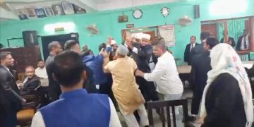 পটুয়াখালীতে জামায়াতপন্থী আইনজীবীদের উপর বিএনপিপন্থী আইনজীবীদের হামলার অভিযোগ; পিপিসহ আহত-০৩