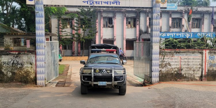 পটুয়াখালীতে ডাকাতির চেষ্টার সময় দুই যুবক আটক