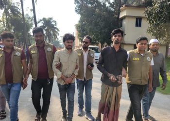 কাফির বাড়িতে অগ্নিসংযোগ: নিষিদ্ধ সংগঠনের দুই সদস্য গ্রেফতার