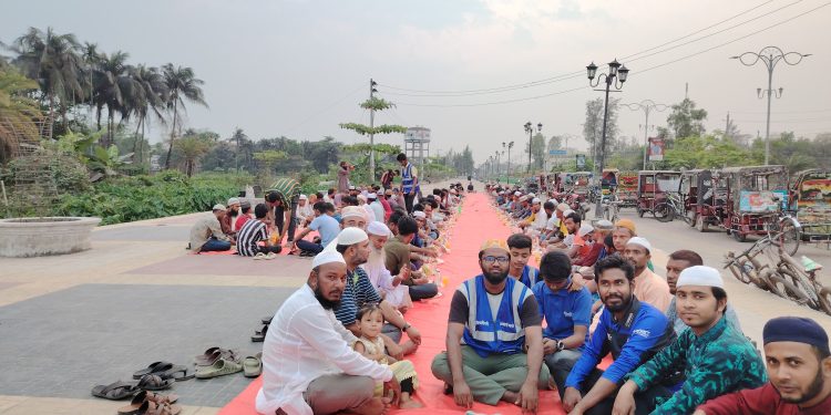 মাসব্যাপী “গরিবের ইফতারখানা”  মুগ্ধ পটুয়াখালীবাসী
