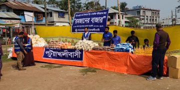 পটুয়াখালীতে নিন্ম ও মধ্যবিত্ত পরিবারে স্বস্থি দিচ্ছে রমজানের বাজার।