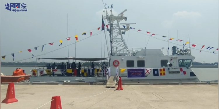 পটুয়াখালীতে স্বাধীনতা দিবস উপলক্ষে জনসাধারণের জন্য কোষ্টগার্ডের যুদ্ধ জাহাজ উন্মুক্ত।