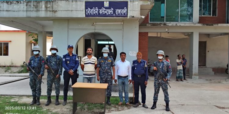 যৌথবাহিনীর অভিযান রাঙ্গাবালীতে চাল বিক্রিতে অনিয়মের অপরাধে ওএমএস ডিলার আটক, আধা টণ চাল উদ্ধার