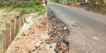 বাউফলে ১০ কোটি টাকার সড়ক একদিনেই ধস